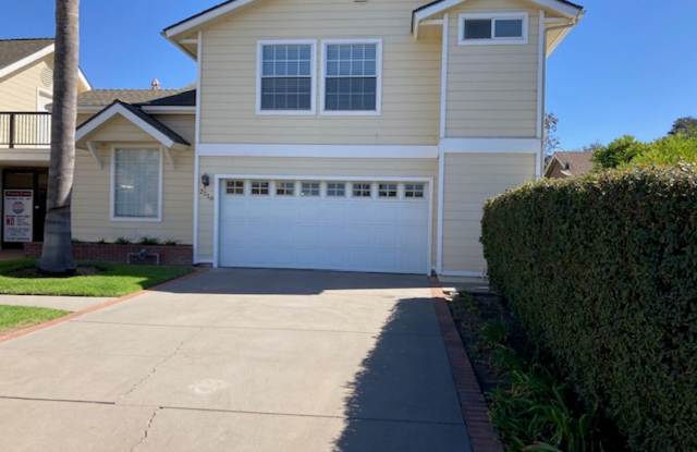 2 Bedroom/1.5 Bathroom Available Now in Private Community! Gallery 1