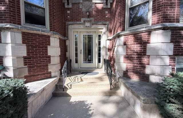 HALF MONTH FREE! Beautiful 2 Bed / 2 Bath Condo | In-Unit Laundry | Rogers Park | Move In by 10/1! Gallery 3