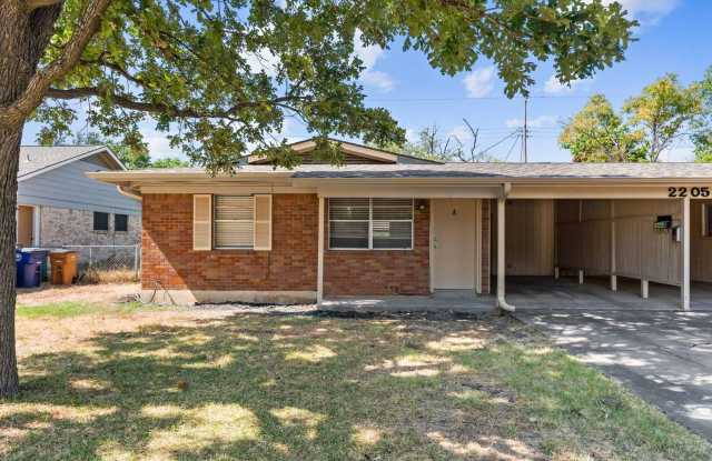 Adorable 2 bedroom with fenced in backyard - Available early July! photos photos Adorable 2 bedroom with fenced in backyard - Available early July! photos photos