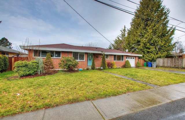 Charming 3BR House in Renton (Price includes Garbage, Water, Sewer) - 839 Kirkland Avenue Northeast, Renton, WA 98056