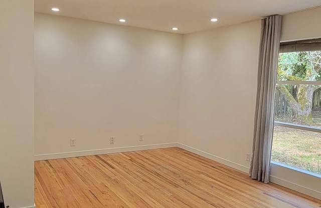 Updated 3-Bedroom Home with Spacious Yard in Broadview/Bitter Lake Gallery 4