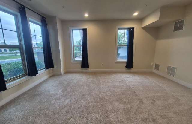 251 DECOVERLY Drive Gallery 3