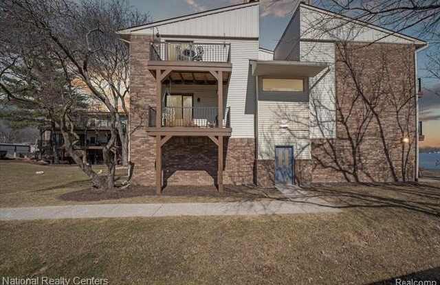 895 S PONTIAC Trail - 895 South Pontiac Trail, Walled Lake, MI 48390