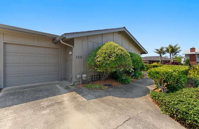 Crown Jewel of the Beachcliff Community Homes Gallery 3
