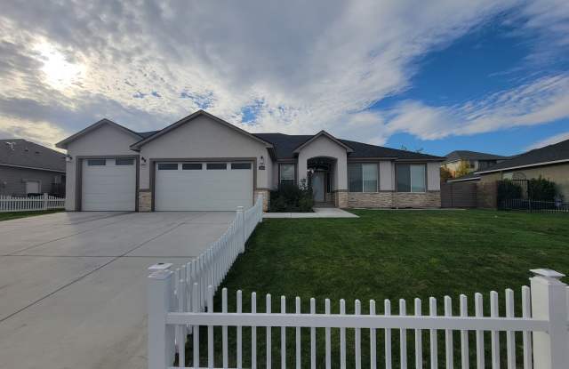 Stylish Single-Level Home in Pasco with Fireplace and Gazebo Patio photos photos Stylish Single-Level Home in Pasco with Fireplace and Gazebo Patio photos photos