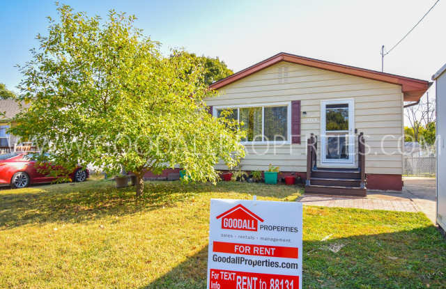 Updated 2 Bedroom 2 Bath Home in Des Moines - 1513 Sampson Street, Des Moines, IA 50316