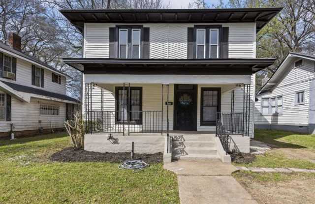 Charming 3 Bed, 2 Bath Midtown Home with Huge Fenced Backyard! Gallery 1