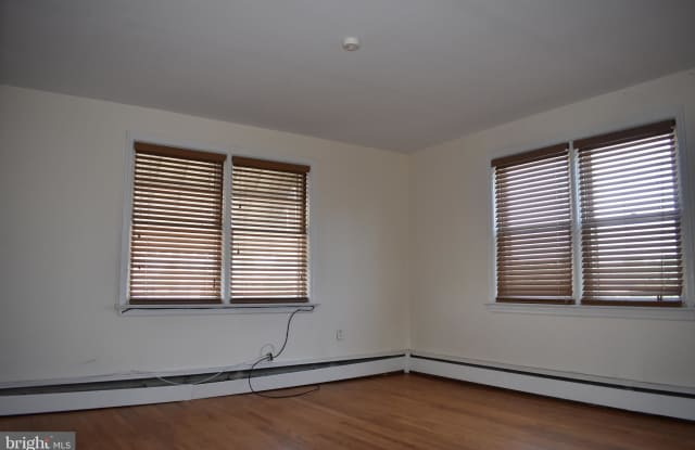 204 E RIDGEVILLE BOULEVARD Gallery 2
