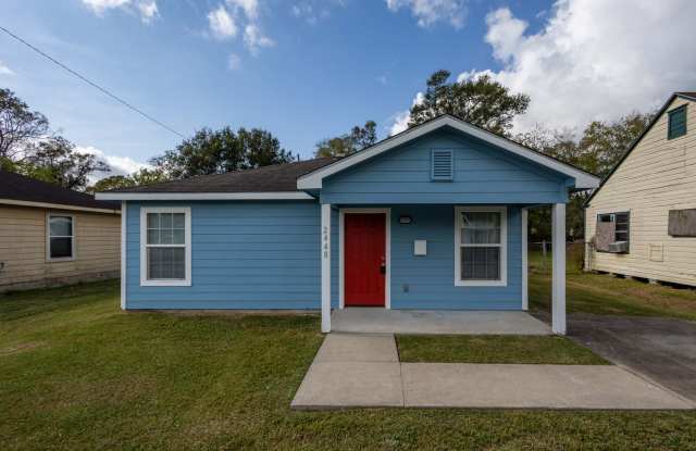 Very well maintained 2 bed 1 bath - move in ready. Accesible features - 2448 Amarillo Street, Beaumont, TX 77701