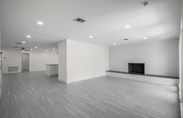 Annual Rental - Pool Home in The Moorings! Gallery 4