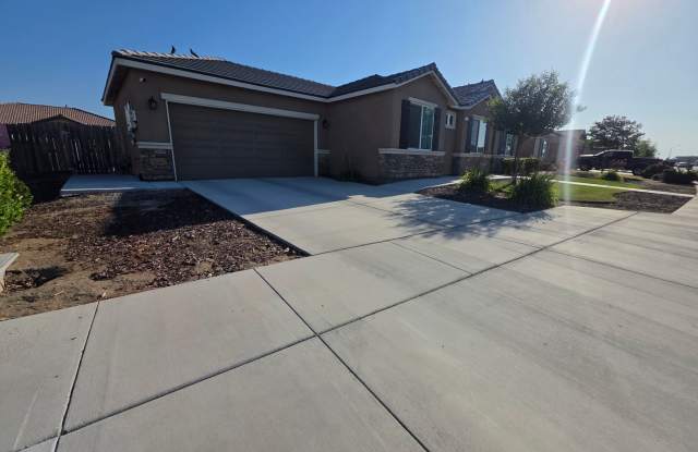 Newer 3 Bedroom 2 Bathroom in Tulare! $300 off First Month's Rent!!! Gallery 3