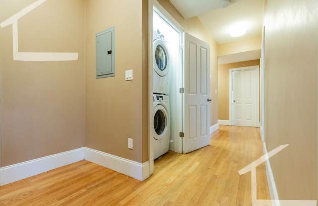 Worth the Walk! Modern 4bd/2bath in Brookline Gallery 4