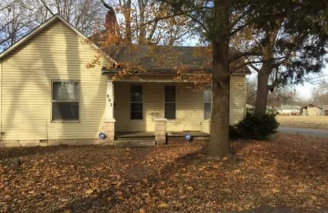 Nice 2 bedroom 1 bath with fenced yard great location.. photos photos