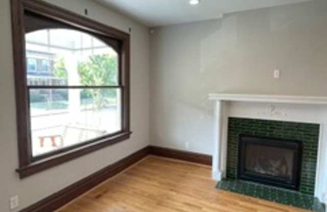 3 Level Fountain Park 4 bedroom. 3.5 bathroom rehabbed home. Gallery 4