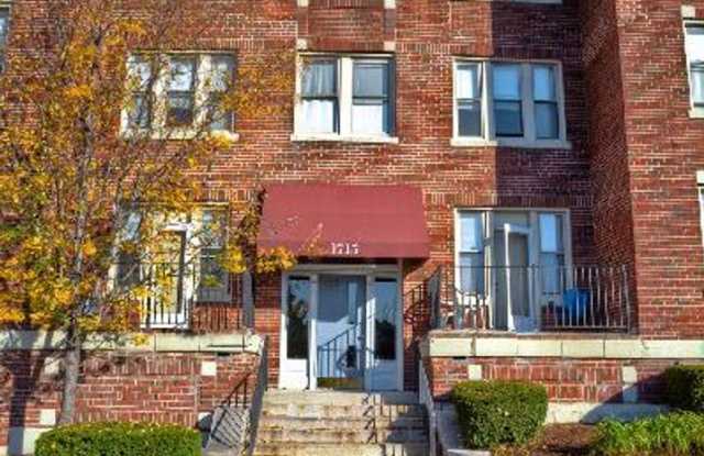 Huge 1 Bed w/ Balcony - On the Green Line Gallery 3