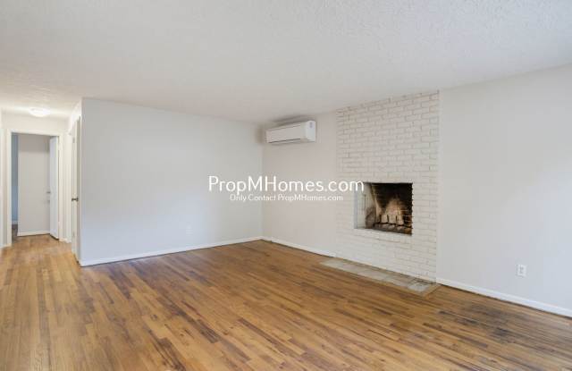 Charming Two Bedroom Duplex in SW! Gallery 3