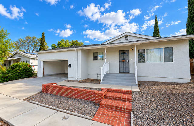 Spacious 6 Bed 3 Bath Home Near SDSU with PRIVATE YARD AND POOL! (Lease out, pending signatures. Check back in a few days!) Gallery 3