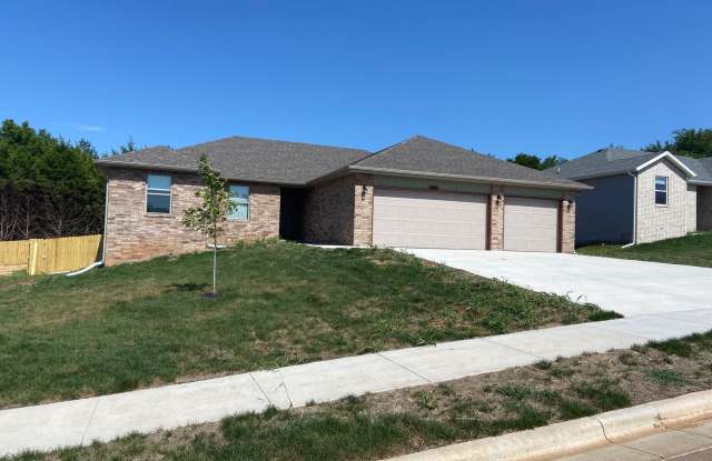 Great spacious home in Willard - 926 South Street, Willard, MO 65781