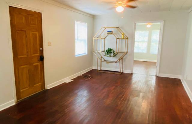 Three bedrooms/two bath House -READY NOW Gallery 3