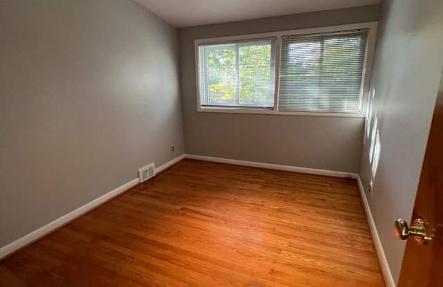 Available Now! Three Bedroom 1.5 bathroom in Ann Arbor! Gallery 3