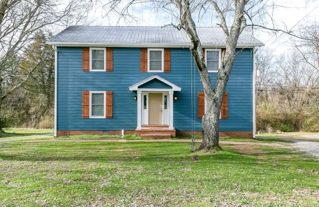 Renovated 2 Bed/1.5 Bath Duplex in Columbia, TN! Gallery 1