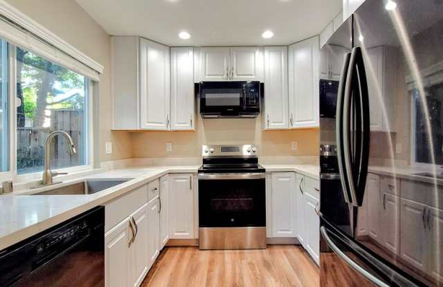 Beautiful & Spacious 3bd Townhouse w/Detached Garage photos photos