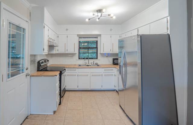 Charming 3BR Brick Ranch in Smyrna | Hardwood Floors, Fenced Backyard & Convenient Location Gallery 4