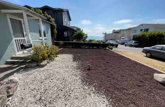 1BR/1BA Home with detached 2 Car Garage! Minutes from the beach! Gallery 4