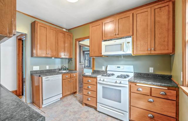SPACIOUS 2BD/2BA House near U of M!! Parking  Laundry! 1 MONTH FREE! Available NOW! - 1023 16th Avenue Southeast, Minneapolis, MN 55414