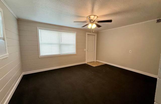 AMAZING LOCATION & GREAT VALUE! BEAUTIFULLY UPDATED 2-BEDROOM HOME WITH 2-CAR GARAGE – LAWN CARE INCLUDED! Gallery 4