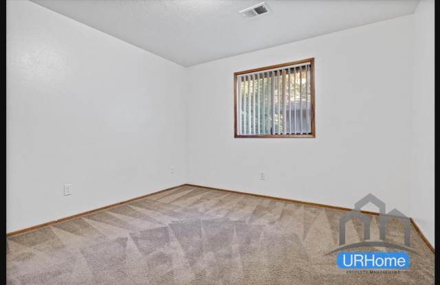 2-Bedroom Apartment in East Portland | Garage Parking | Pet-Friendly Gallery 4