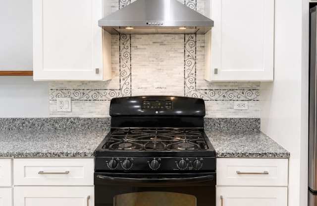 3 Bed / 2.5 Bath Townhome in Sussex Square – Streamwood Gallery 3