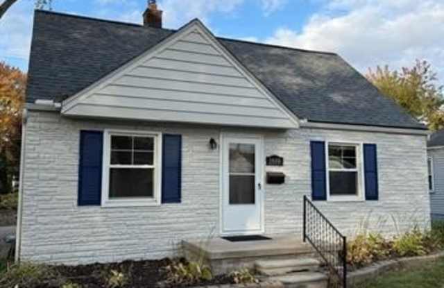 1909 Barrett Avenue Gallery 1