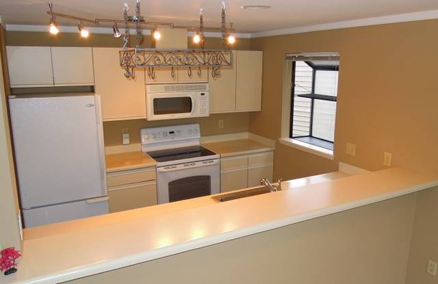2-Bed, 2-Bath Ideally Located Redmond Condo w/ Private Balcony! Gallery 4