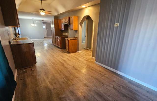 Spacious 3 Bed 2 Bath Home, Perfect for Families! - 325 Northwest Lyman Road, Topeka, KS 66608