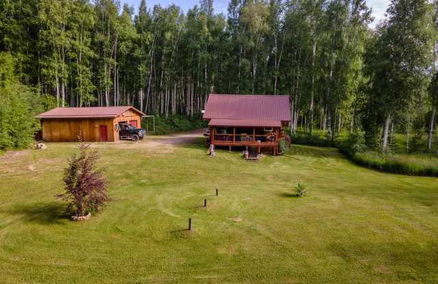 Charming 3-Bedroom Cabin, with Garage Surrounded by Nature Gallery 3
