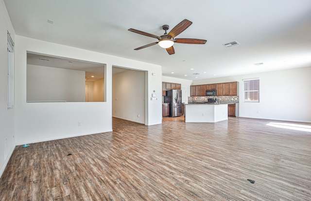Beautiful Home with Open Floor Plan, Spacious Loft & Large Landscaped Backyard! Gallery 4