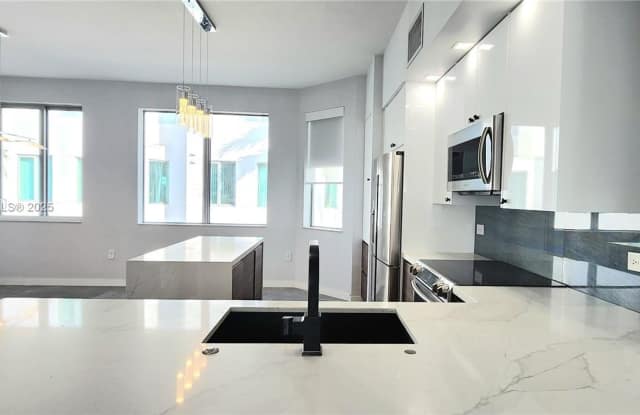2146 Van Buren Street 403, Hollywood, FL 33020 Gallery 4
