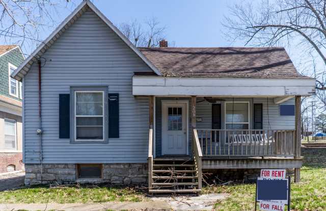 Remodeled 3 bedroom home with working fireplace! Gallery 4