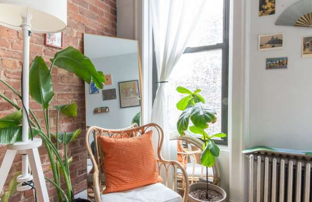989 Seneca Avenue Gallery 3