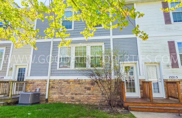 RENT REDUCED!!! 2 Bedroom 2 Bath Townhome in Urbandale with attached 2 car garage! photos photos