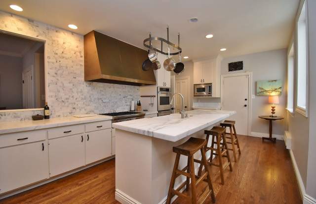 3 br/2.5 Bath Pacific Heights Condo with Parking! AMSI/Maureen Couture - 2251 Broderick Street, San Francisco, CA 94115