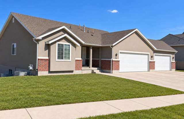 AVAILABLE 10/15 – SPACIOUS 3-BEDROOM HOME WITH 3-CAR GARAGE Gallery 1
