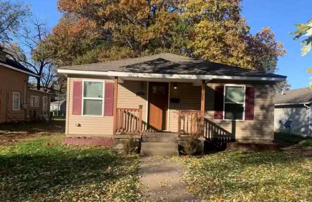 Nice 3 Bedroom 2 Bath Home with a Fenced Backyard! - 308 South Elm Street, Pittsburg, KS 66762