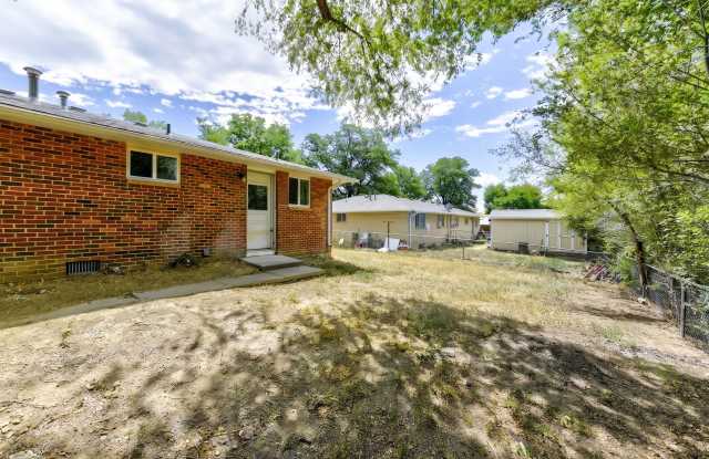 Two Bedroom/One Bathroom - Fenced Yard - Open Kitchen - Fully Updated Gallery 4