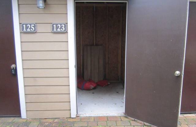 123 Poinsettia St Gallery 4