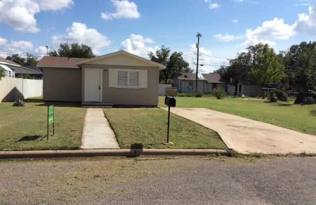 208 SE 6th in PLainview TX!! Available August 15th, 2025 photos photos
