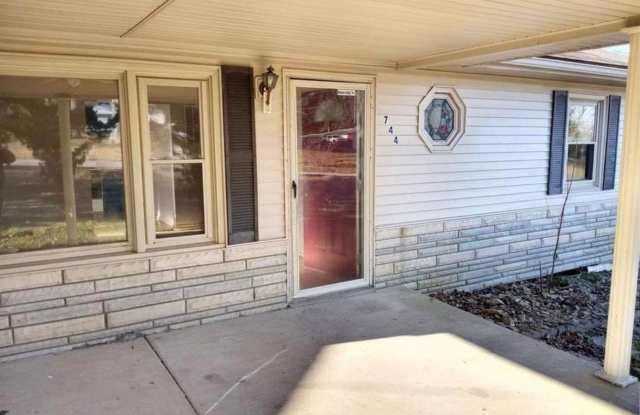 Comfy 2 Bedroom, 1 Bath House located in Radcliff Gallery 3