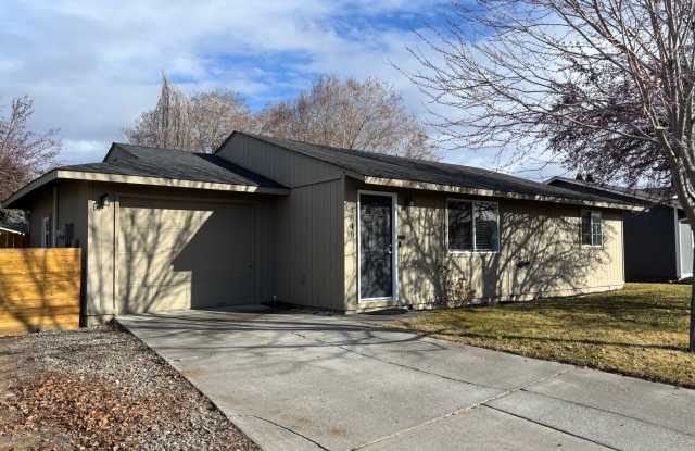 Single Story Redmond Home with Fully Fenced Yard photos photos