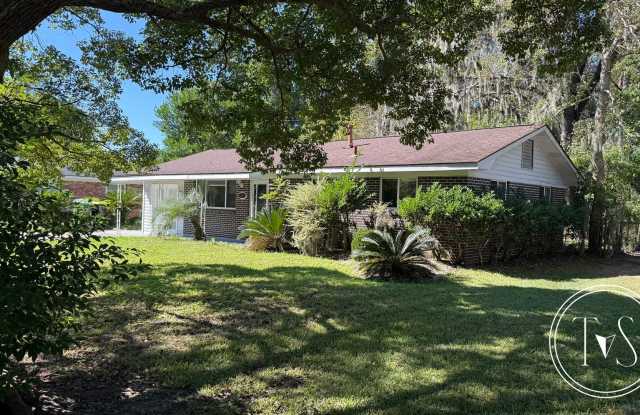 Charming 3-bedroom, 2-bath brick bungalow in Wellwood West Subdivision Gallery 4